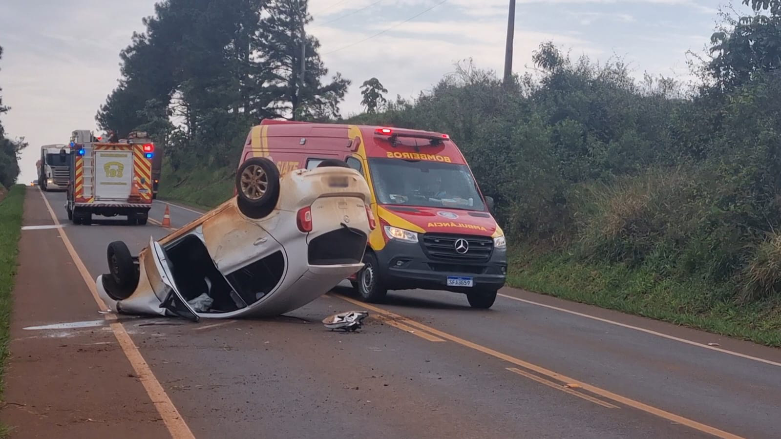 Capotamento deixa faixa bloqueada na PR-486 em Cascavel