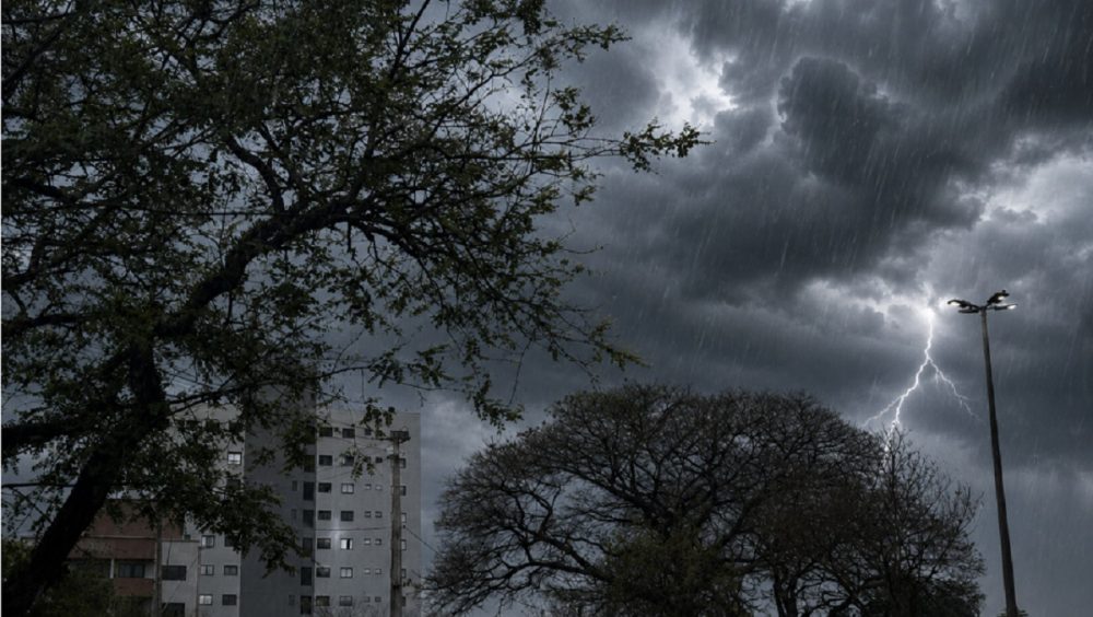 Raios, chuva e ventos fortes estão no alerta amarelo para a previsão do tempo desta quinta-feira Imagem referente a Raios, chuva e ventos fortes estão no alerta amarelo para a previsão do tempo desta quinta-feira