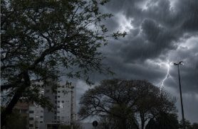Raios, chuva e ventos fortes estão no alerta amarelo para a previsão do tempo desta quinta-feira