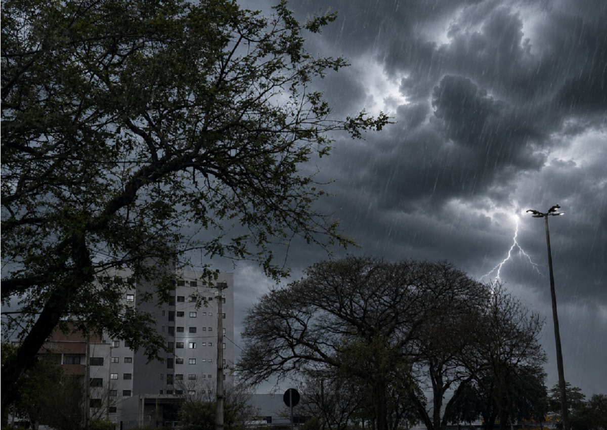Imagem referente a Raios, chuva e ventos fortes estão no alerta amarelo para a previsão do tempo desta quinta-feira
