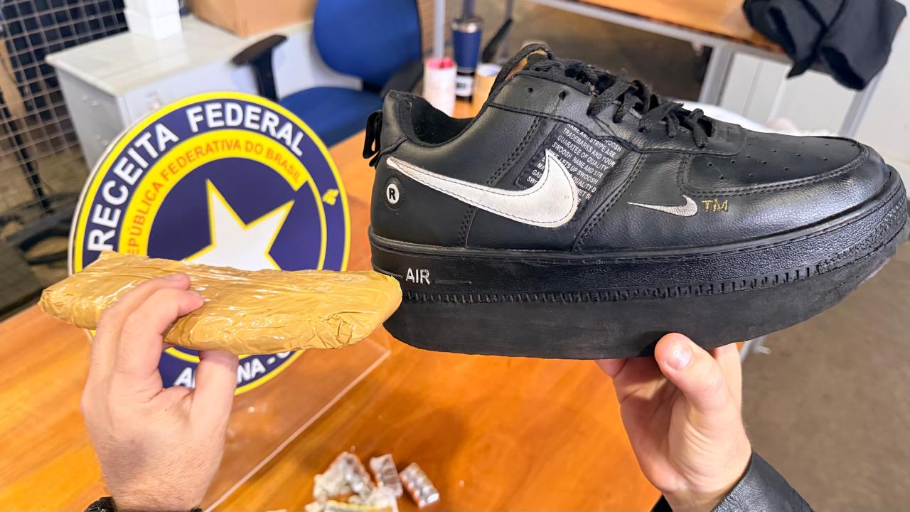 Nike Air ‘genérico’: Receita Federal encontra remédios em tênis adaptado com sola gigante