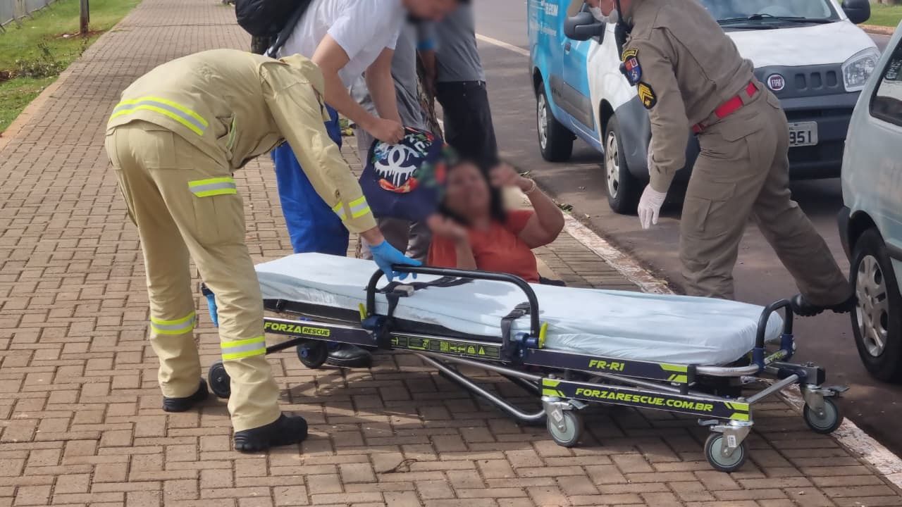 Mulher é atropelada por carro na Avenida Brasil