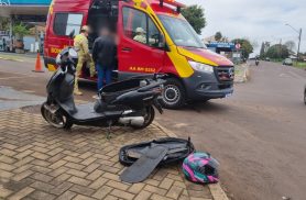 Motociclista fica ferida após batida com carro na Rua Souza Naves