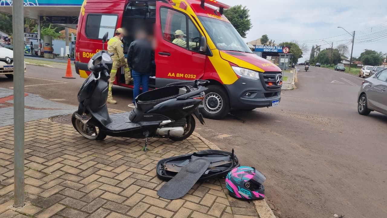Motociclista fica ferida após batida com carro na Rua Souza Naves
