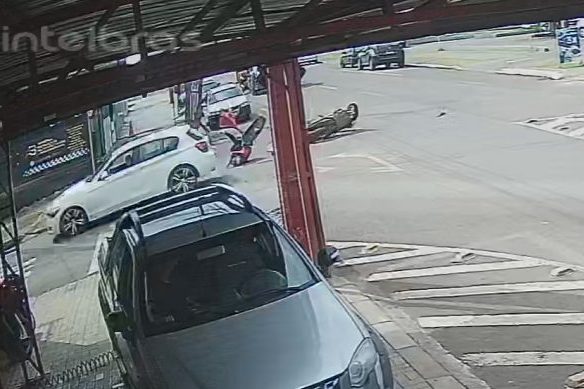 Vídeo de câmera mostra momento em que BMW atravessa preferencial e colide com moto em Cascavel
