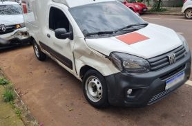 Kwid e Fiorino se envolvem em colisão na Avenida Carlos Gomes