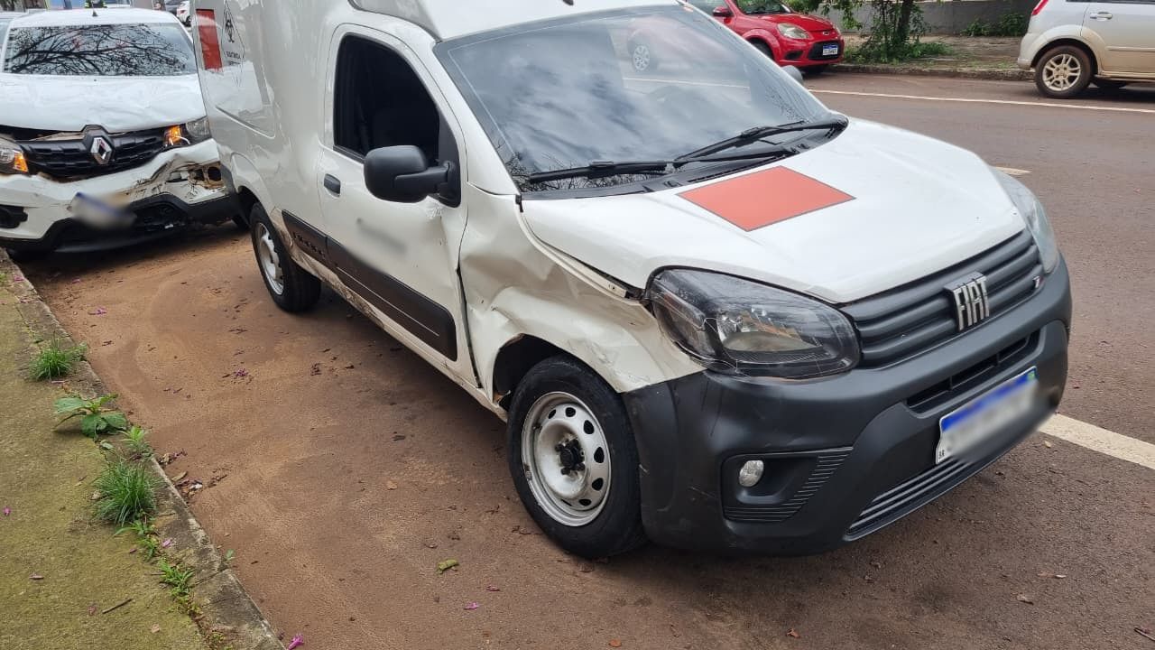 Kwid e Fiorino se envolvem em colisão na Avenida Carlos Gomes