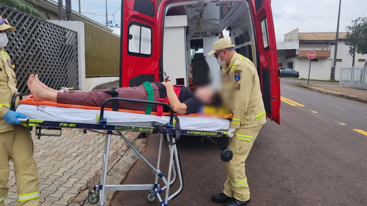 Mulher de 64 anos é socorrida após queda em residência no Guarujá