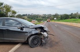 Fiesta bate contra mureta de proteção na PRc-467 em Cascavel