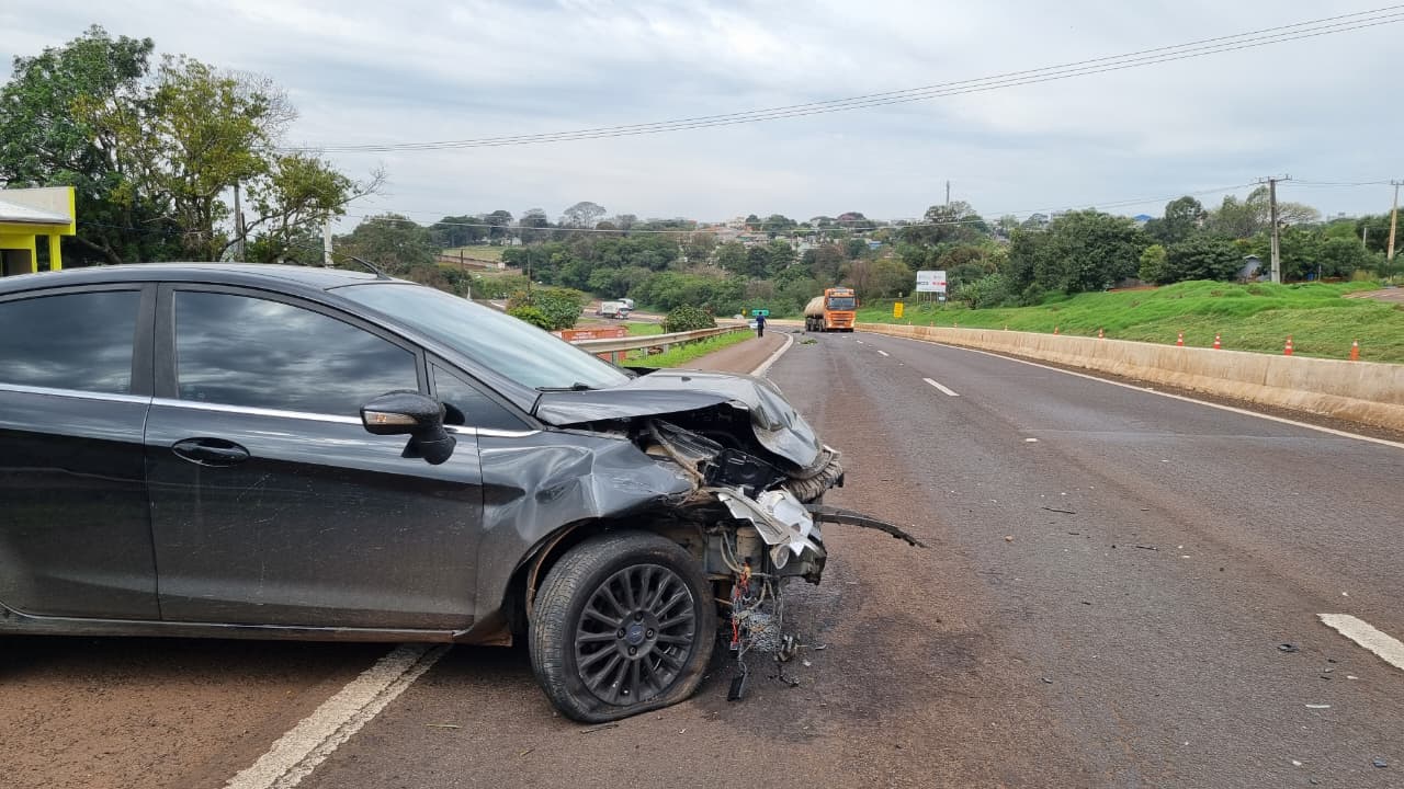 Fiesta bate contra mureta de proteção na PRc-467 em Cascavel
