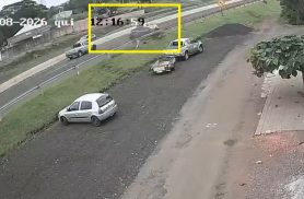 Câmera flagra Fiesta batendo contra mureta de proteção na PRc-467
