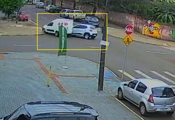 Câmera flagra acidente após Fiorino furar preferencial no Centro de Cascavel