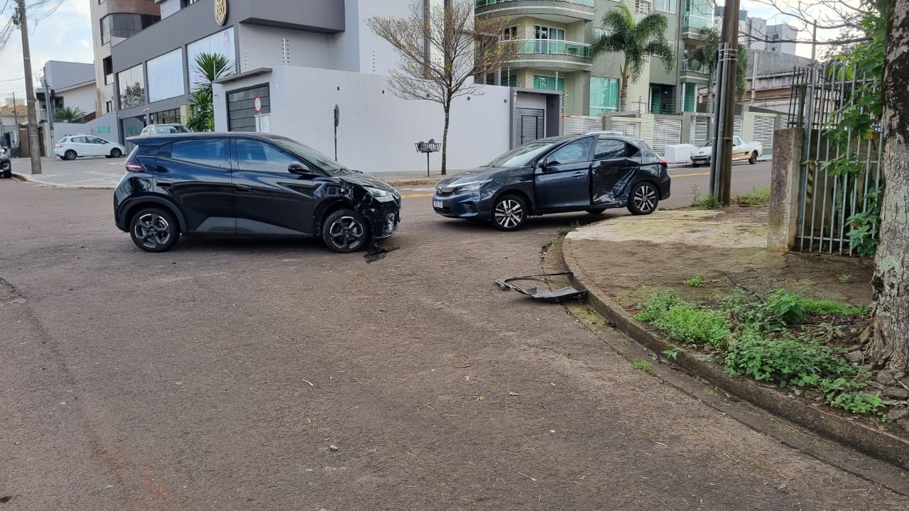 Machado de Assis x Pedro Ivo: BYD e Civic batem em cruzamento perigoso