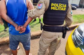 Com carro furtado, casal é preso após abordagem da PM