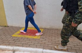 Mulher desafia ordem judicial, vai atrás da filha e da mãe e acaba detida em Cascavel
