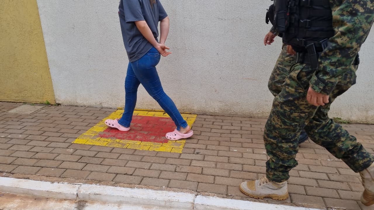 Mulher desafia ordem judicial, vai atrás da filha e da mãe e acaba detida em Cascavel