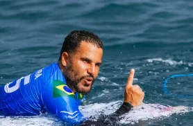 WSL: Ítalo Ferreira domina tubos em Teahupo’o e avança às semifinais