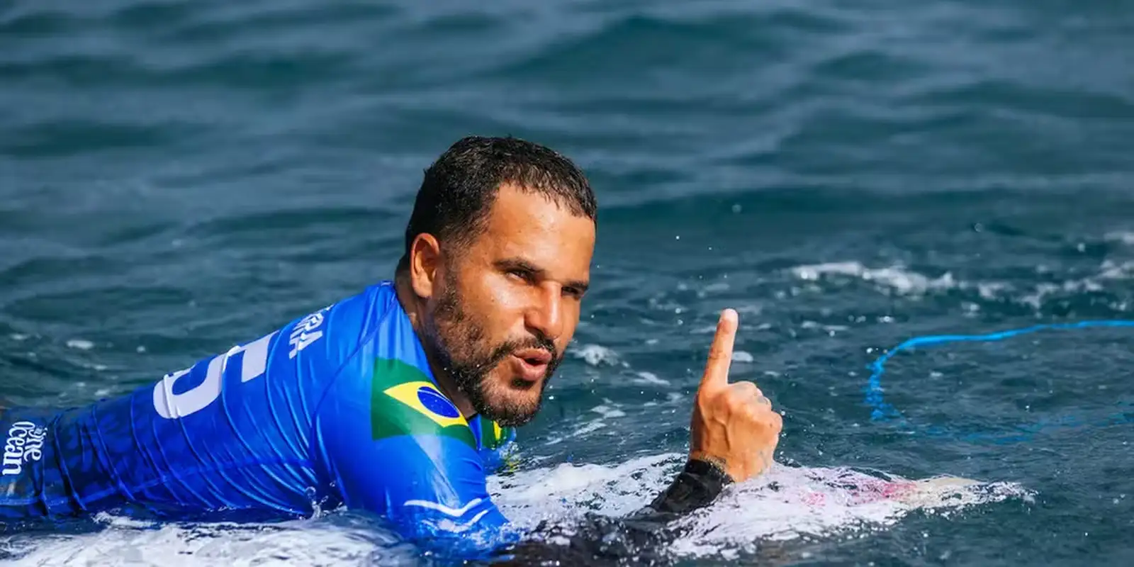 Imagem referente a WSL: Ítalo Ferreira domina tubos em Teahupo’o e avança às semifinais