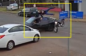 Vídeo mostra motociclista girando no ar em colisão no bairro São Cristóvão