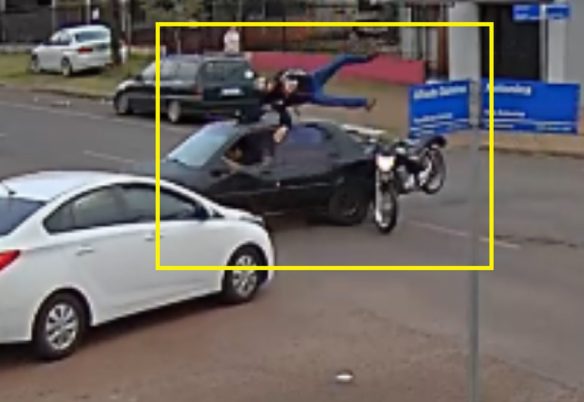 Vídeo mostra motociclista girando no ar em colisão no bairro São Cristóvão