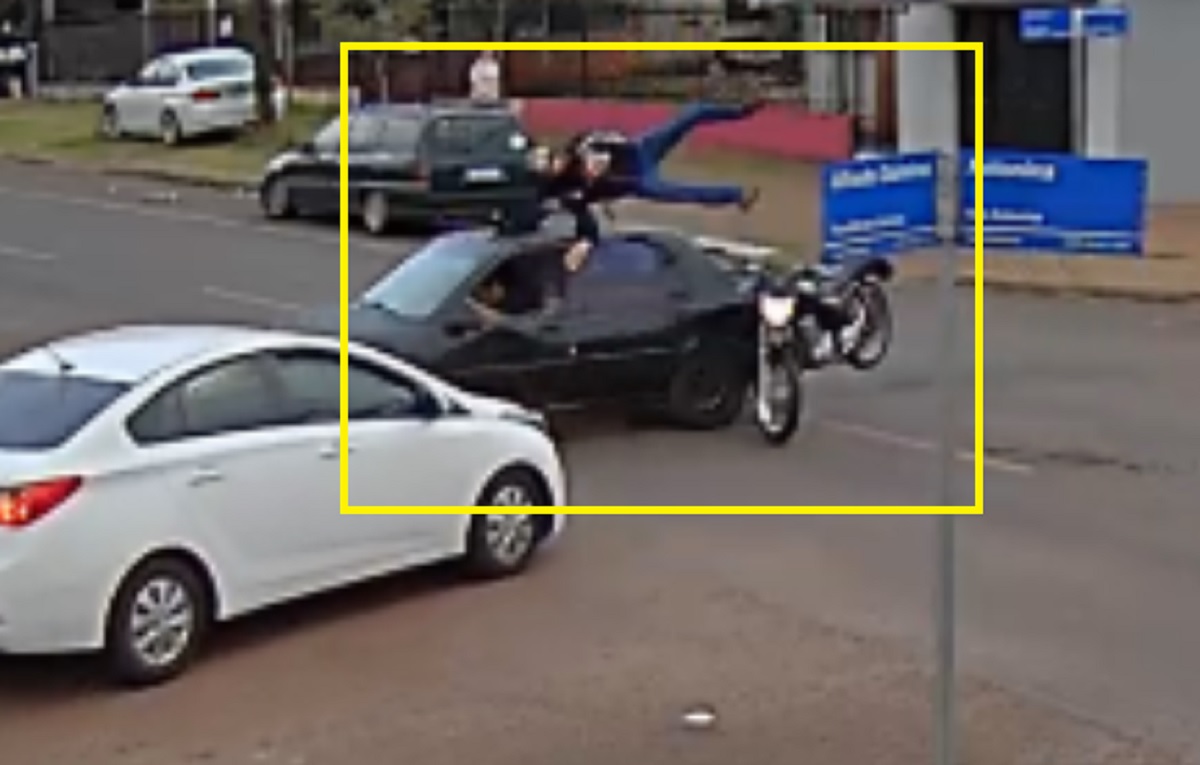 Vídeo mostra motociclista girando no ar em colisão no bairro São Cristóvão