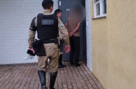 Policiais a cavalo prendem jovem de 22 anos com crack e dinheiro na Praça da Bíblia