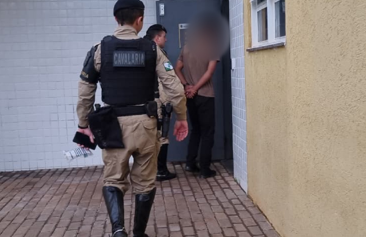 Policiais a cavalo prendem jovem de 22 anos com crack e dinheiro na Praça da Bíblia