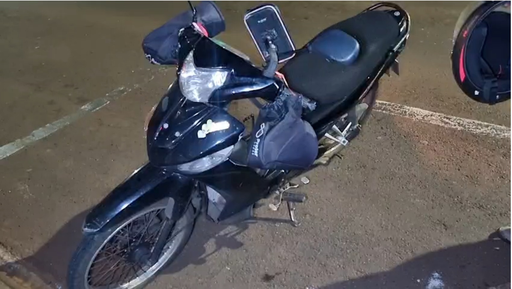 Mulher fica ferida após queda de moto na Rua Itália