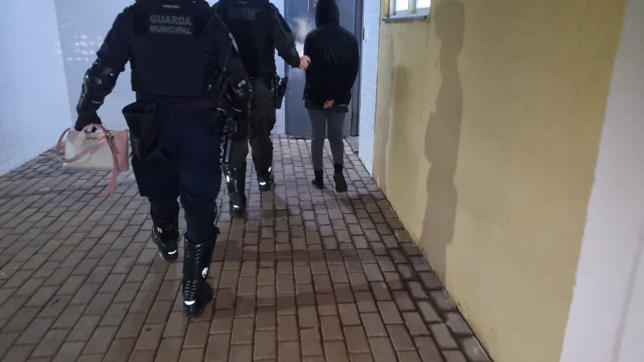 Mandado por dívida de pensão alimentícia leva mulher de 32 anos à prisão em Cascavel