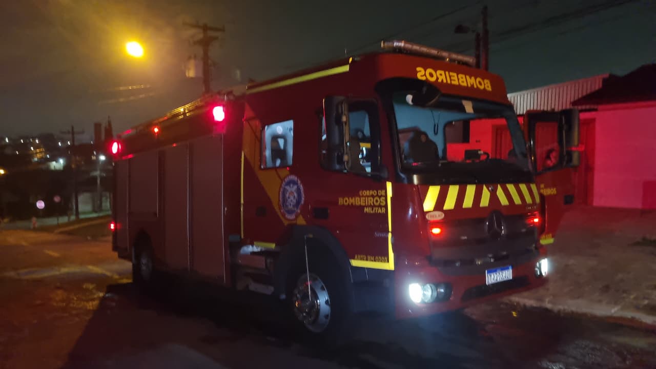 Curto-circuito em carrinho elétrico provoca incêndio e assusta moradores em Cascavel