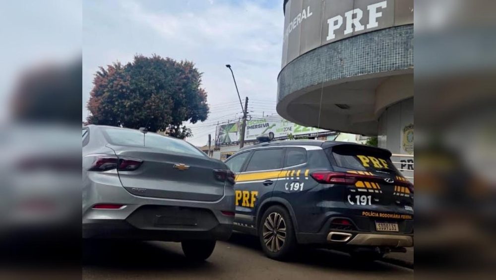 PRF recupera carro furtado e prende homem por receptação na BR-277, em Foz Imagem referente a PRF recupera carro furtado e prende homem por receptação na BR-277, em Foz