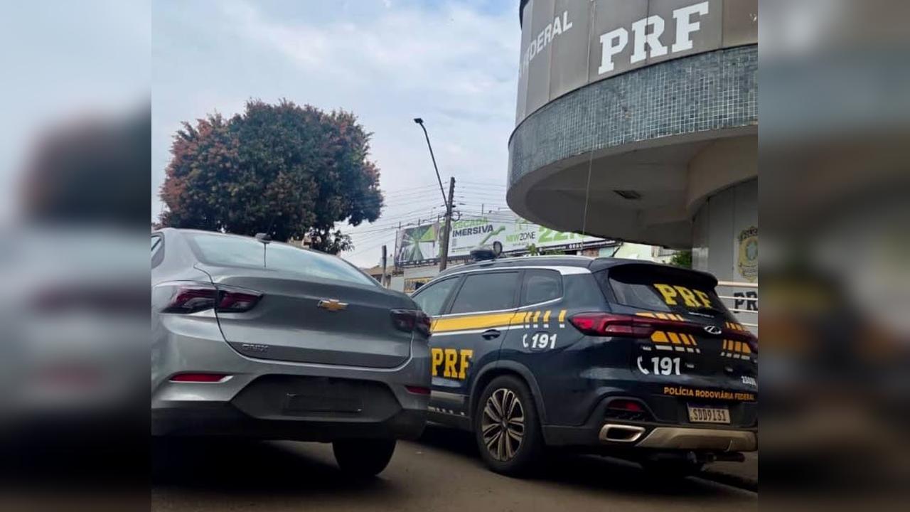 Imagem referente a PRF recupera carro furtado e prende homem por receptação na BR-277, em Foz