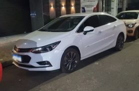 Carro estacionado de forma irregular é notificado e recolhido pela Transitar