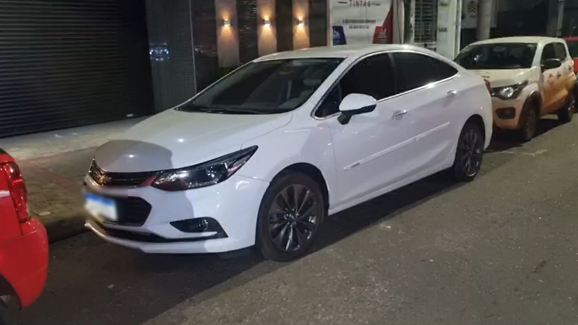 Carro estacionado de forma irregular é notificado e recolhido pela Transitar