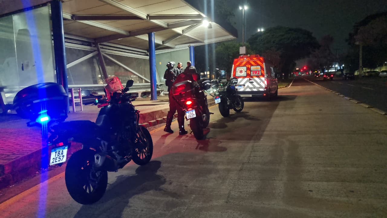 Homem em surto é contido pela Guarda Municipal após avançar contra ciclista em Cascavel