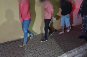 Pistola é encontrada na bolsa de mulher durante abordagem do Choque em Cascavel