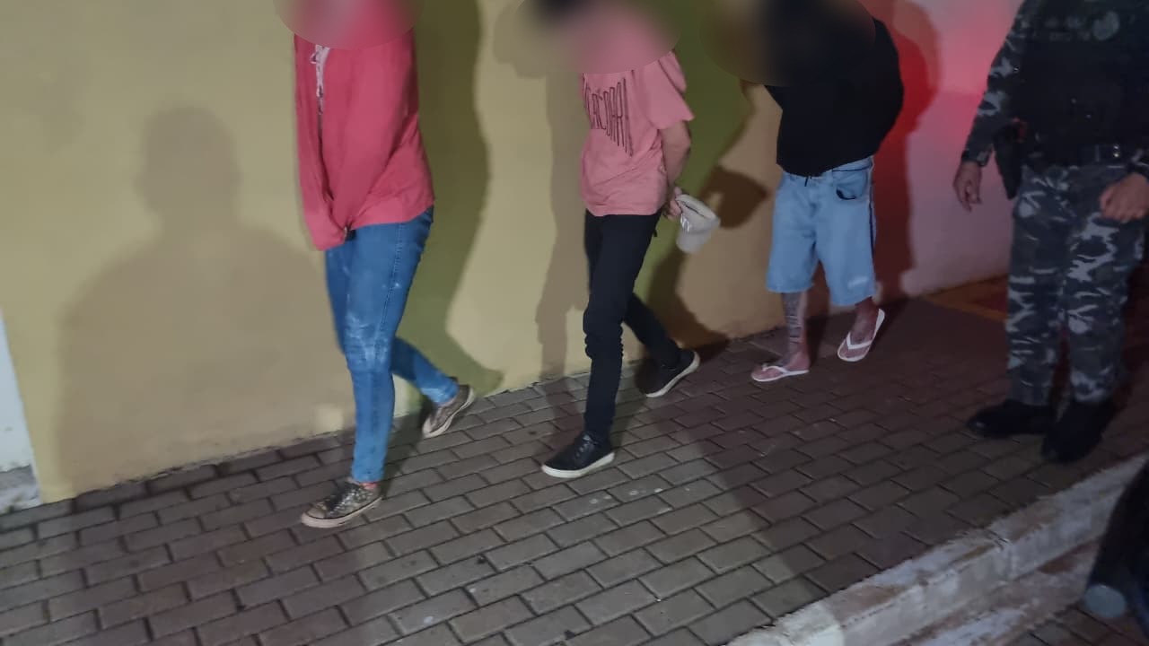 Pistola é encontrada na bolsa de mulher durante abordagem do Choque em Cascavel