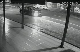 Colisão traseira entre carros é flagrada por câmera no cruzamento da Av. Carlos Gomes