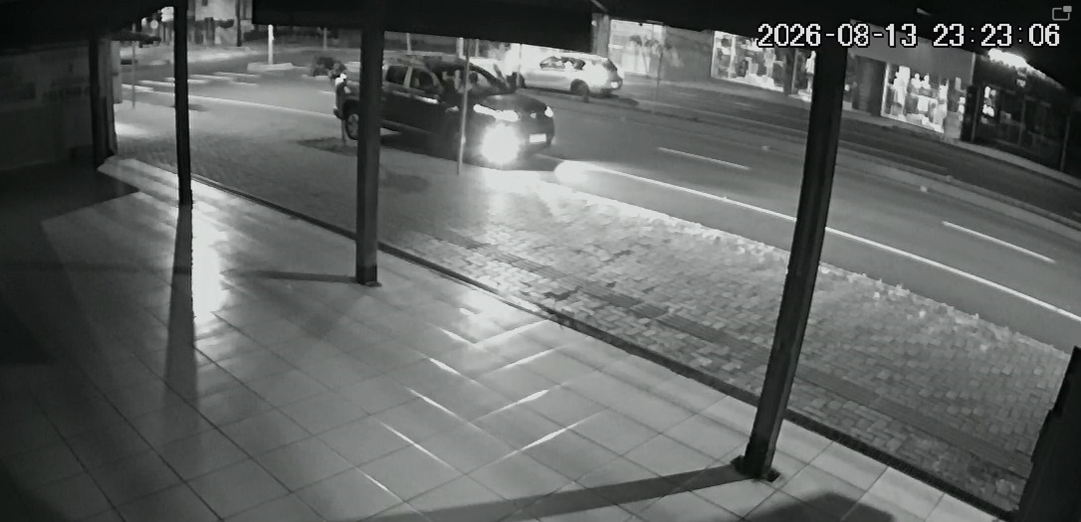 Colisão traseira entre carros é flagrada por câmera no cruzamento da Av. Carlos Gomes