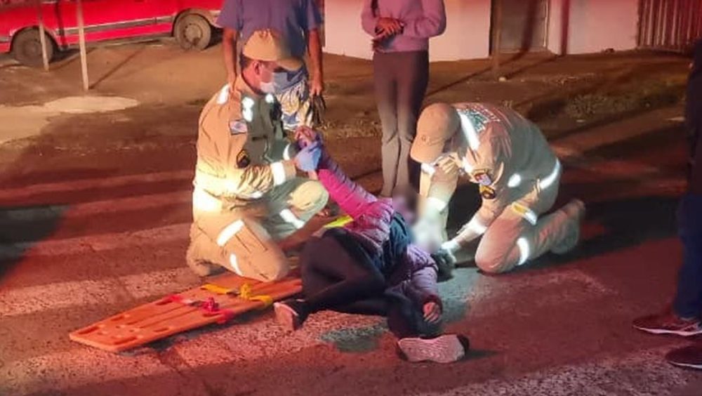 Mulher cai de patinete após passar por buraco durante a madrugada no Nova Cidade em Cascavel Imagem referente a Mulher cai de patinete após passar por buraco durante a madrugada no Nova Cidade em Cascavel