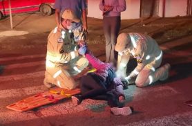 Mulher cai de patinete após passar por buraco durante a madrugada no Nova Cidade em Cascavel