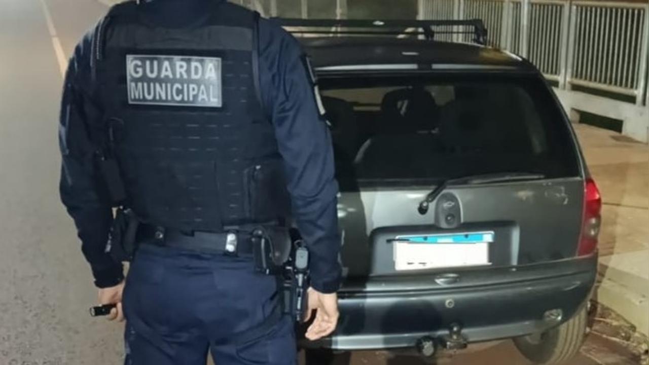 Carro furtado ontem é recuperado pela Guarda Municipal nesta madrugada em Cascavel