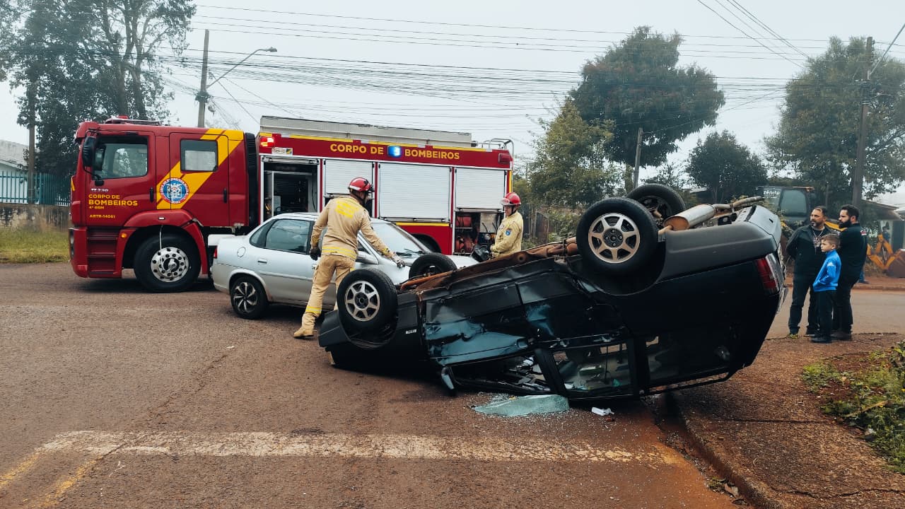 Elba capota após forte batida com Classic no Bairro Floresta