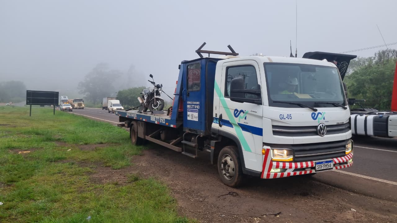 Motociclista fica ilesa após colisão com carro na BR-277, em Cascavel