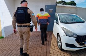 Homem é levado à delegacia após ser flagrado com carro com queixa de furto em Cascavel Homem é levado à delegacia após ser flagrado com carro com queixa de furto em Cascavel