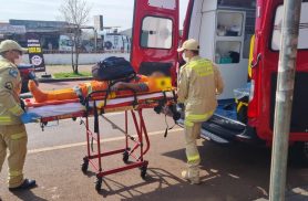 Homem torce o pé ao pular de caminhão no Santa Cruz
