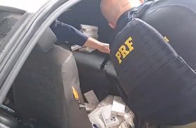 PRF e Receita Federal apreendem celulares escondidos em fundo falso de veículo na BR-277, em Cascavel PRF e Receita Federal apreendem celulares escondidos em fundo falso de veículo na BR-277, em Cascavel
