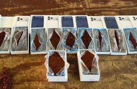 "Celulares de um Terra": Receita Federal retém van paraguaia na Aduana da Ponte da Amizade "Celulares de um Terra": Receita Federal retém van paraguaia na Aduana da Ponte da Amizade