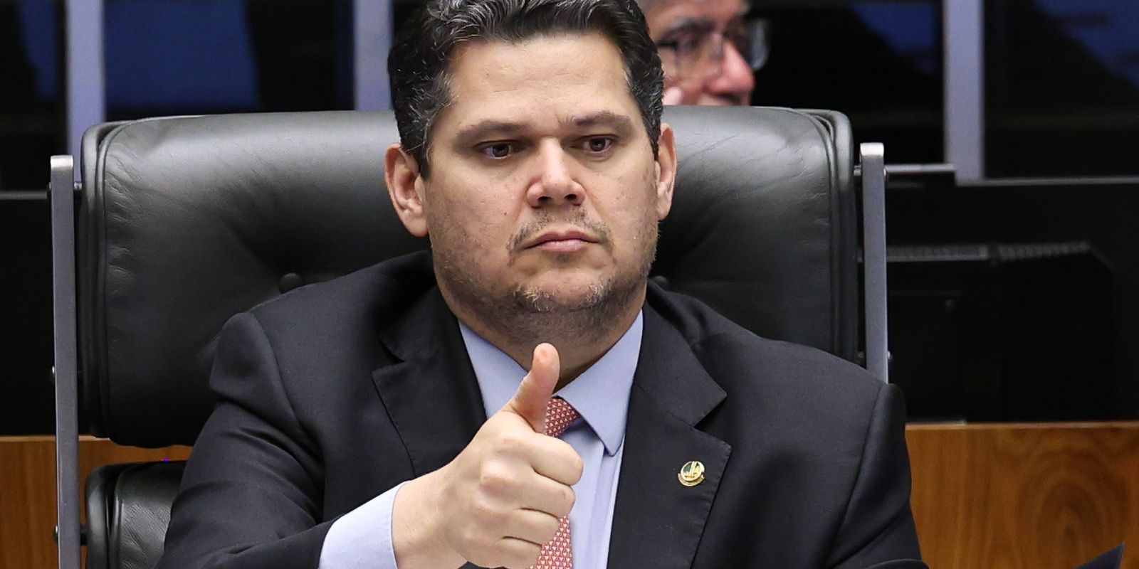 Imagem referente a Alcolumbre destrava PEC do fim da 6x1 após conversas com Lula