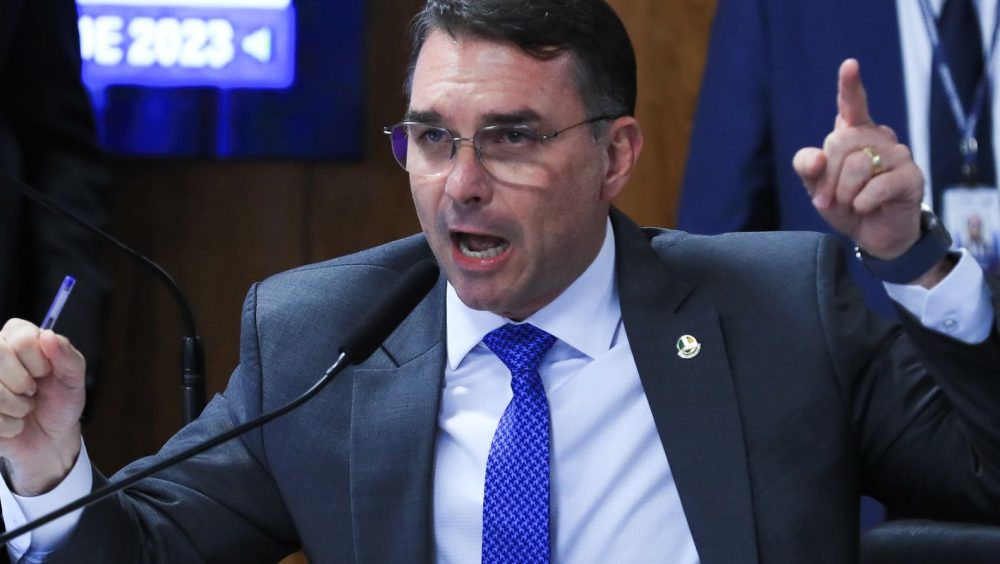 Missão pede investigação sobre filiação falsa de Flávio ao partido Imagem referente a Missão pede investigação sobre filiação falsa de Flávio ao partido